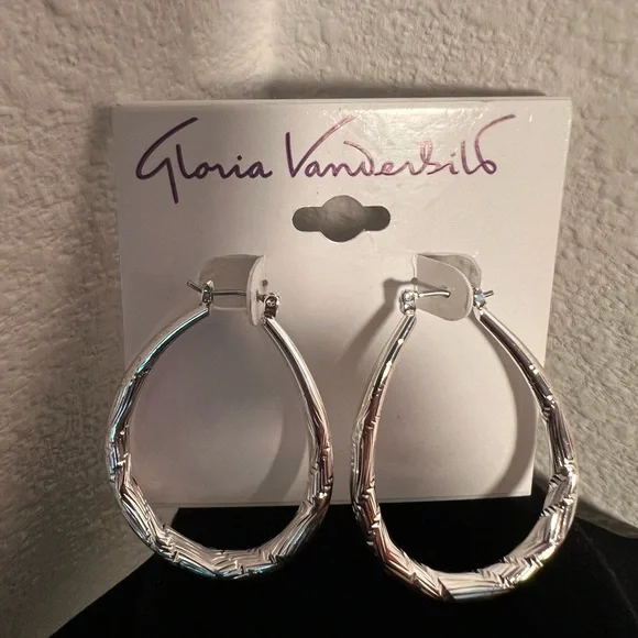 “NEW” GLORIA VANDERBILT EARRINGS - Picture 3 of 4